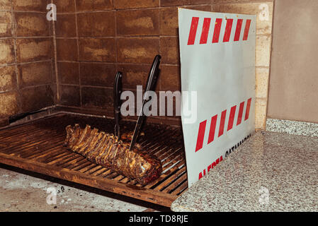 "Argentinischen Grill' Grill auf live Coal (keine Flamme), Rindfleisch "Asado", Brot, "Chorizo" Stockfoto