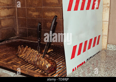 "Argentinischen Grill' Grill auf live Coal (keine Flamme), Rindfleisch "Asado", Brot, "Chorizo" Stockfoto