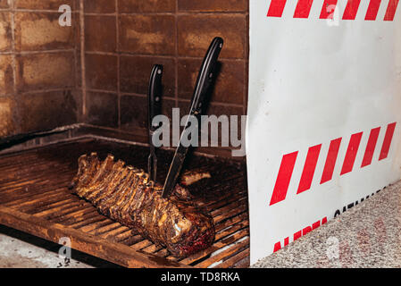 "Argentinischen Grill' Grill auf live Coal (keine Flamme), Rindfleisch "Asado", Brot, "Chorizo" Stockfoto