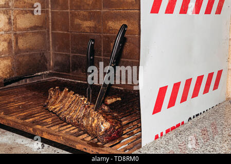 "Argentinischen Grill' Grill auf live Coal (keine Flamme), Rindfleisch "Asado", Brot, "Chorizo" Stockfoto