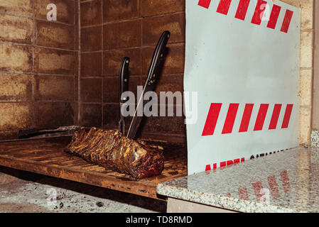 "Argentinischen Grill' Grill auf live Coal (keine Flamme), Rindfleisch "Asado", Brot, "Chorizo" Stockfoto