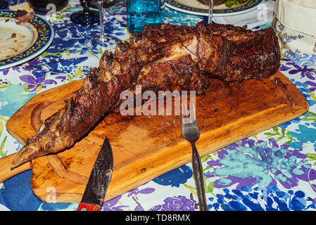 "Argentinischen Grill' Grill auf live Coal (keine Flamme), Rindfleisch "Asado", Brot, "Chorizo" Stockfoto