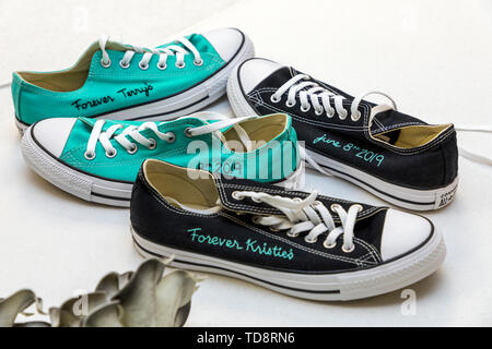 Bunte Signatur Sneakers für Braut & Bräutigam Hochzeit; Kongress Kirche; Buena Vista; Colorado; USA Stockfoto