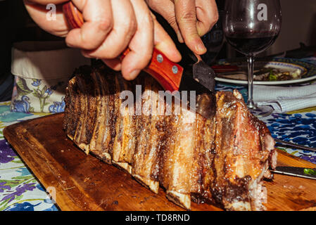 "Argentinischen Grill' Grill auf live Coal (keine Flamme), Rindfleisch "Asado", Brot, "Chorizo" Stockfoto