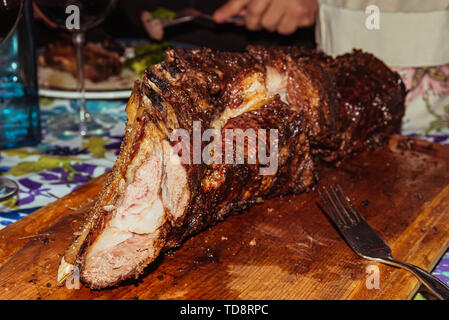 "Argentinischen Grill' Grill auf live Coal (keine Flamme), Rindfleisch "Asado", Brot, "Chorizo" Stockfoto