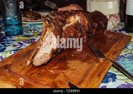 "Argentinischen Grill' Grill auf live Coal (keine Flamme), Rindfleisch "Asado", Brot, "Chorizo" Stockfoto