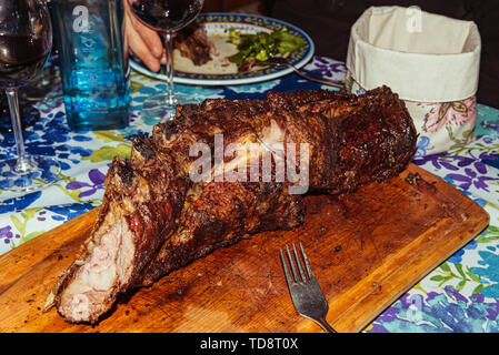 "Argentinischen Grill' Grill auf live Coal (keine Flamme), Rindfleisch "Asado", Brot, "Chorizo" Stockfoto