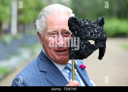 Der Prinz von Wales hält eine Gesichtsmaske, wie er und die Herzogin von Cornwall host einen Empfang für die Elefantenfamilie Tier Ball im Clarence House in London. Stockfoto