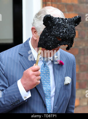 Der Prinz von Wales hält eine Gesichtsmaske, wie er und die Herzogin von Cornwall host einen Empfang für die Elefantenfamilie Tier Ball im Clarence House in London. Stockfoto