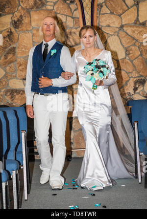 Vater zu Fuß Braut in Gang; Hochzeit; Kongress Kirche; Buena Vista; Colorado; USA Stockfoto