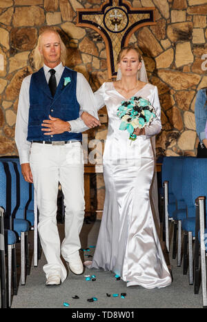 Vater zu Fuß Braut in Gang; Hochzeit; Kongress Kirche; Buena Vista; Colorado; USA Stockfoto