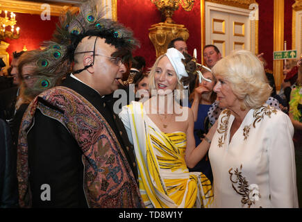 Die Herzogin von Cornwall trifft die Gäste, als sie und der Prinz von Wales host einen Empfang für die Elefantenfamilie Tier Ball im Clarence House in London. Stockfoto