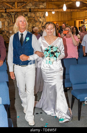 Vater zu Fuß Braut in Gang; Hochzeit; Kongress Kirche; Buena Vista; Colorado; USA Stockfoto