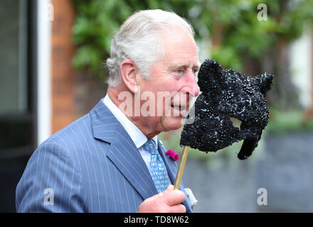 Der Prinz von Wales hält eine Gesichtsmaske, während er und die Herzogin von Cornwall einen Empfang für den Elefantenfamilie Animal Ball im Clarence House, London, veranstalten. Stockfoto