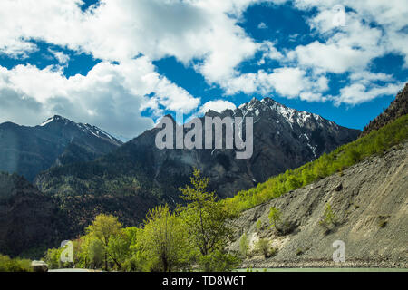 China, Tibet, Tibetische, Niemandsland, Plateau, Höhenlage, blauer Himmel, Horizont, in den Bergen, Panoramaaussicht, National Highway 214, Autobahn, Straße Stockfoto