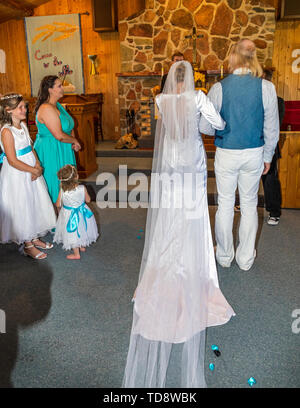 Vater zu Fuß Braut in Gang; Hochzeit; Kongress Kirche; Buena Vista; Colorado; USA Stockfoto