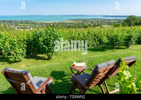 Tisch und Stühlen über den Balaton auf dem Hügel romantisches Date, Picknick, Essen auf die Natur. Csopak Weinprobe Stockfoto