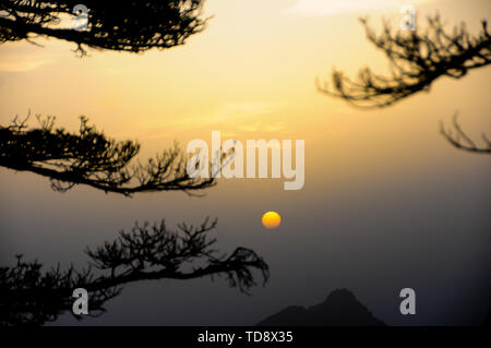 Sonnenaufgang in Huangshan, Farbwechsel schnell Stockfoto