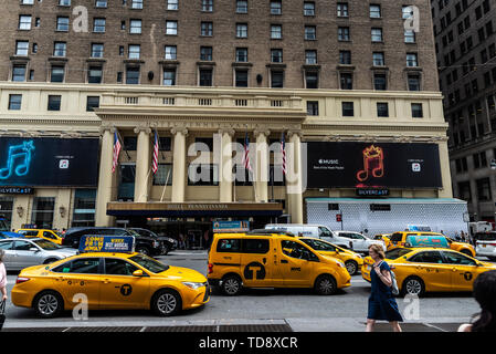 New York City, USA - 31. Juli 2018: die Fassade der Pennsylvania Hotel, gegenüber des Madison Square Garden und der Penn Station mit Verkehr und die Leute ein Stockfoto