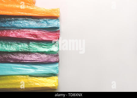 Griffe aus Kunststoff einwegbeuteln in einer Reihe, Kopie Raum auf grauem Hintergrund Stockfoto