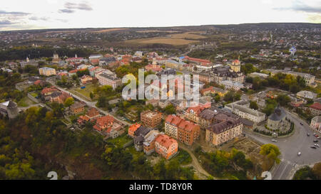 Antenne, Ansicht von oben von Drohne. Das alte Stadtzentrum Kamenetz Tüchersfeld. Herbst Zeit. Stockfoto