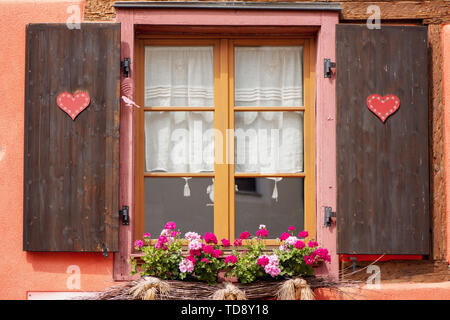 Dekorierte Fenster mit rosa Herzen der traditionellen Fachwerkhaus im Elsass Stockfoto