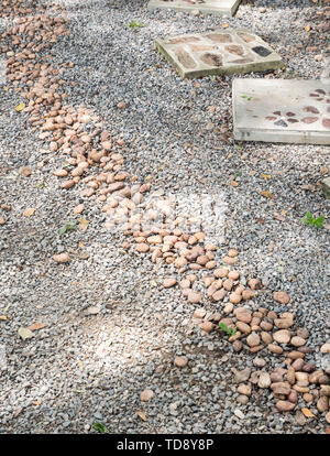 Pebbles Weg entlang der Stein Gehweg für die Dekoration in den kleinen Garten. Stockfoto