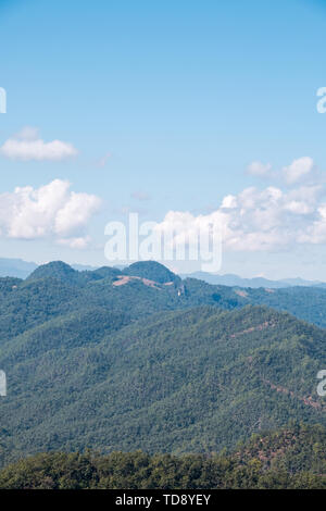 Gebirge mit dem Anbau im oberen Bereich des Berges, tribal Lebensstil im Norden von Thailand. Stockfoto