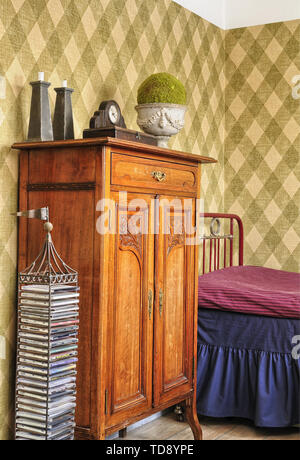 Antikem Schrank an der Seite der rote Metall Bett im Retro Stil jugendlich Junge Schlafzimmer britische und irische NUR RECHTE Stockfoto