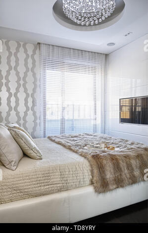 Leder Bett im modernen Stil Schlafzimmer Großbritannien & Irland NUR VERWENDEN Stockfoto