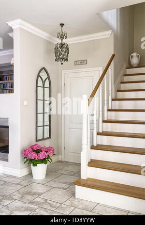 Pink Hydrangea in White Metal pot neben Treppe, VK und Irland NUR VERWENDEN Stockfoto