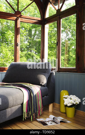 Grau Chaiselongue in der Ecke der Zimmer im Landhausstil im VEREINIGTEN KÖNIGREICH UND IRLAND NUR RECHTE Stockfoto