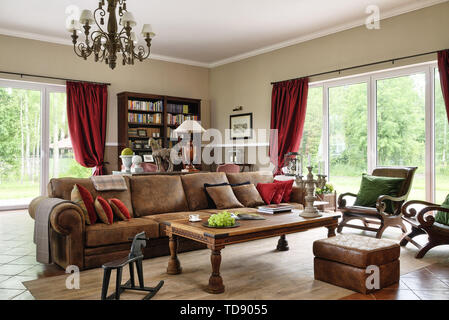 Tisch vor Leder Club Sofa im traditionellen Stil Wohnzimmer britische und irische RECHTE NUR Stockfoto