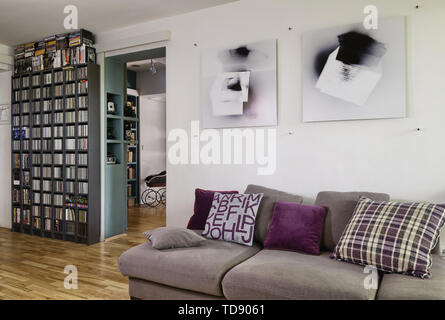 Artwork von Mariusz Gajewski hängend über dem Sofa mit Kissen in Wohnzimmer Großbritannien & Irland NUR VERWENDEN Stockfoto