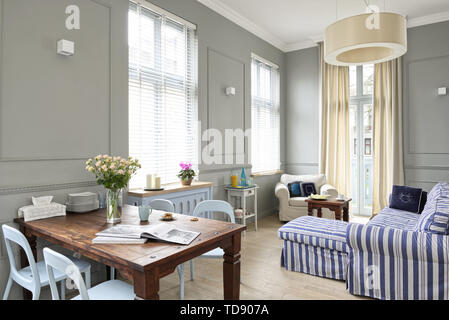 Colonial Esstisch neben Couch in Geräumige offene Studio apartment Großbritannien & Irland NUR VERWENDEN Stockfoto