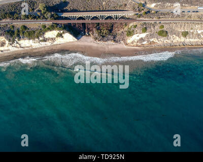 Luftaufnahme von Arroyo Hondo Brücke auf PCH Highway 1 Stockfoto