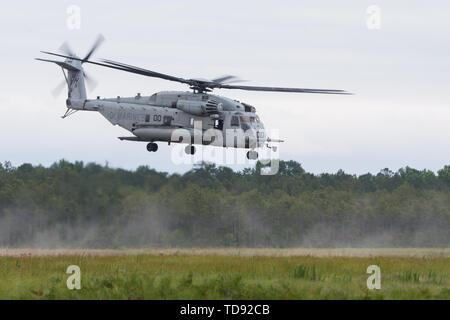 Ein U.S. Marine Corps CH-53E Super Stallion bereitet auf eine Fluchtlinie, die während der Übung Stahl Hecht an Land an der Marine Corps abgelegenen Feld Camp Davis North, North Carolina, 11. Juni 2019. Das Flugzeug ist Teil der Marine schweren Helikopter Squadron (HMH) 366, Marine Flugzeuge Gruppe 29, 2. Marine Flugzeugflügel. (U.S. Marine Corps Foto von Lance Cpl. Elias E.Pimentel) Stockfoto