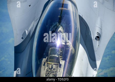 Eine F-16C Fighting Falcon Pilot die 457th Fighter Squadron zugeordnet, 301 Fighter Wing, Naval Air Station gemeinsame Mindestreservebasis Fort Worth, Texas, vervollständigt die Betankung Training hinter einer KC-135 Stratotanker, die 128 Luftbetankung Flügel, Wisconsin Air National Guard zugeordnet, während in Rumänien an der Grenze der Ukraine fliegen während der Übung Sabre Wächter, 19., 11. Juni 2019. Us Luft Kräfte in Europa eingerückt sind, posierten, und bereit, mit glaubwürdigen Kräfte zu gewährleisten, Abschreckung und unsere Verbündeten und Partner Nationen in einer zunehmend komplexen Sicherheitsumfeld zu verteidigen. Beim Training mit den regionalen Ein Stockfoto