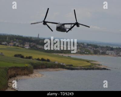 Ein US Air Force CV-22 Osprey der 352 Special Operations Wing zugeordnet fliegt über Frankreich zur Unterstützung der 75 Th - Jahrestag Gedenken an den D-Day, 9. Juni 2019. Mehr als 1.300 US-service Mitglieder aus Einheiten, die die in Europa und in den Vereinigten Staaten werden in mehr als 80 Veranstaltungen und Zeremonien, auf Antrag der Französischen Gemeinschaft und zivilgesellschaftliche Organisationen Juni 1-9 teilnehmen, in der Normandie in Frankreich den 75. Jahrestag des D-Day zu gedenken. (U.S. Armee Foto: Staff Sgt. Elizabeth Pena) Stockfoto