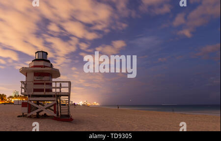 Lifeguard Station bei Nacht am Strand von Miami, Flroida, USA Stockfoto