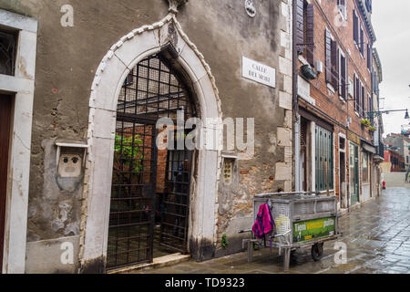 Verweigern, Sammler, Sammelbeutel häuslicher Abfall in einem Handwagen, Campo Dei Mori, Cannaregio, Venedig, Venetien, Italien Stockfoto