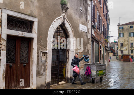 Verweigern, Sammler, Sammelbeutel häuslicher Abfall in einem Handwagen, Campo Dei Mori, Cannaregio, Venedig, Venetien, Italien Stockfoto