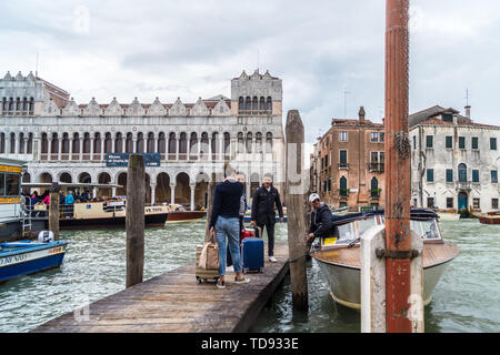 Die Fluggäste mit einem Wassertaxi an San Marcuola Pier auf dem Canal Grande gegenüber Fondaco dei Turchi, jetzt das Natural History Museum, Venedig, Venetien Italien Stockfoto