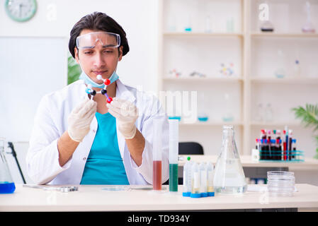 Junge männliche Chemiker im Labor arbeiten Stockfoto