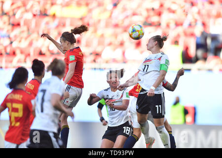12. juni 2019 Valenciennes, Frankreich Fußball FIFA Frauen-Weltmeisterschaft 2019 Frankreich: Deutschland gegen Spanien Alexandra Popp (DFB-Frauen) (11) kann den Ball mit dem Kopf frei machen Stockfoto