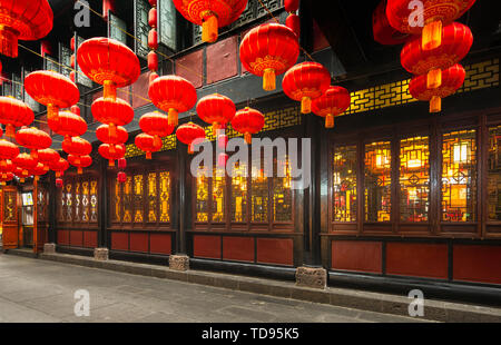 Laternen hängen an jinli Alte Straße in Chengdu, Sichuan Stockfoto
