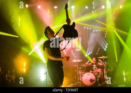 Dänemark, Kopenhagen - Oktober 08, 2017. Die US-amerikanische Pop-Punk-Band All Time Low führt ein Live Konzert bei VEGA in Kopenhagen. Hier Gitarrist Jack Barakat wird gesehen, live auf der Bühne. (Foto: Gonzales Foto-Bo Kallberg). Stockfoto