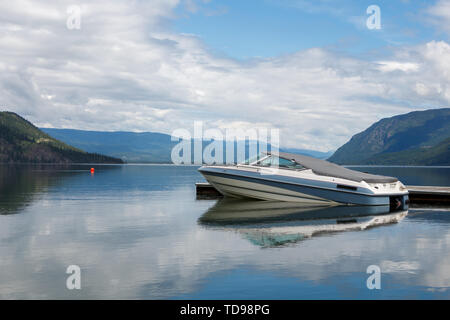 Schnellboot an Badesteg am See Stockfoto