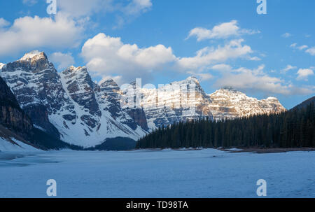 Moraine Lake eingefroren mit Snowy Mountains sunrise Stockfoto