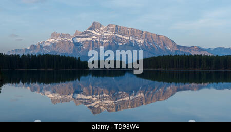 Mount Rundle refelcting im See in der Morgendämmerung. Hochauflösende panorama Stockfoto